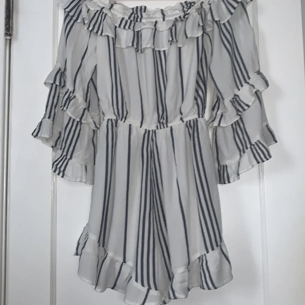 American Eagle XS Striped Ruffle Romper EUC Navy & White - Picture 8 of 15